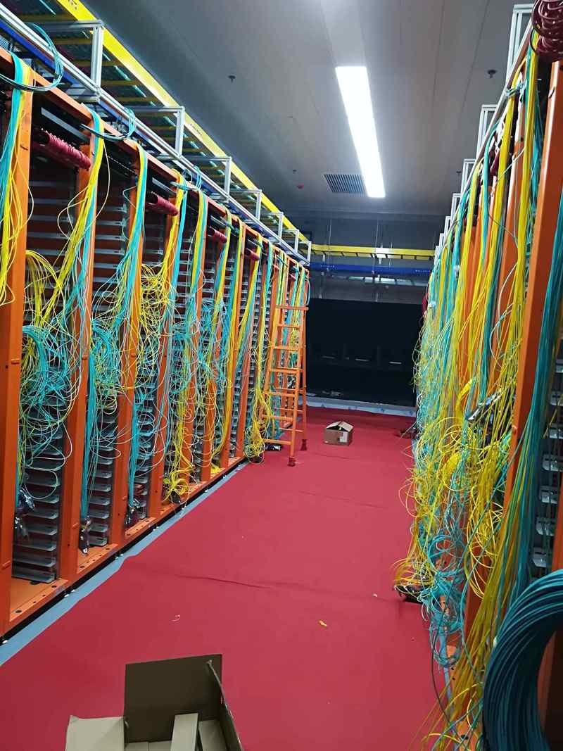 服务器机房光纤跳线连接特写