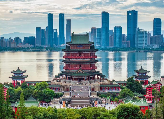 南昌滕王阁正门临江秋景