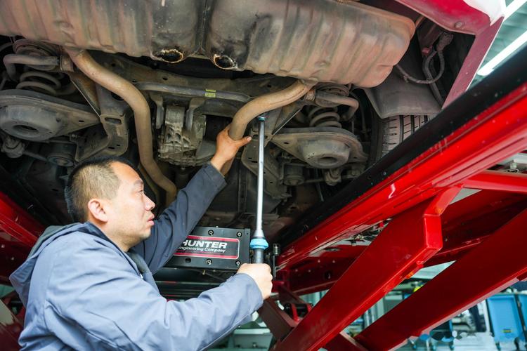 四轮定位仪汽车举升定位操作实拍