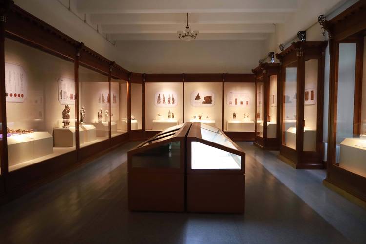 家庭博物馆走廊墙面展示架陈列效果图