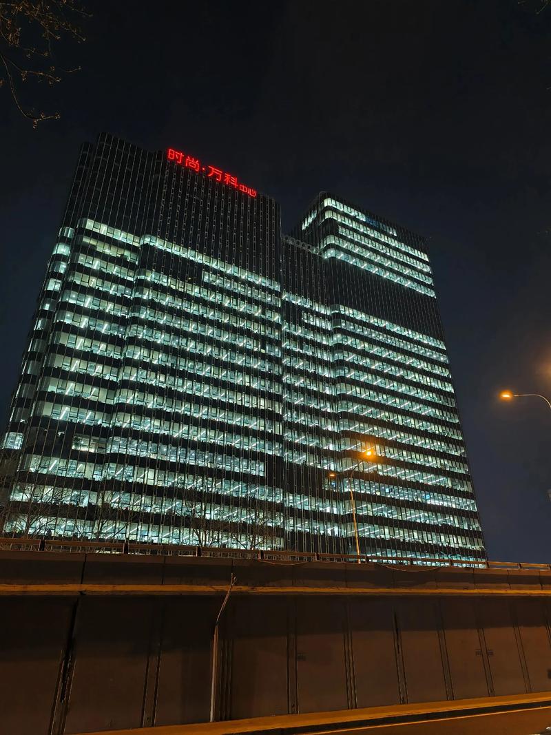 深夜灯火通明的互联网公司办公大楼