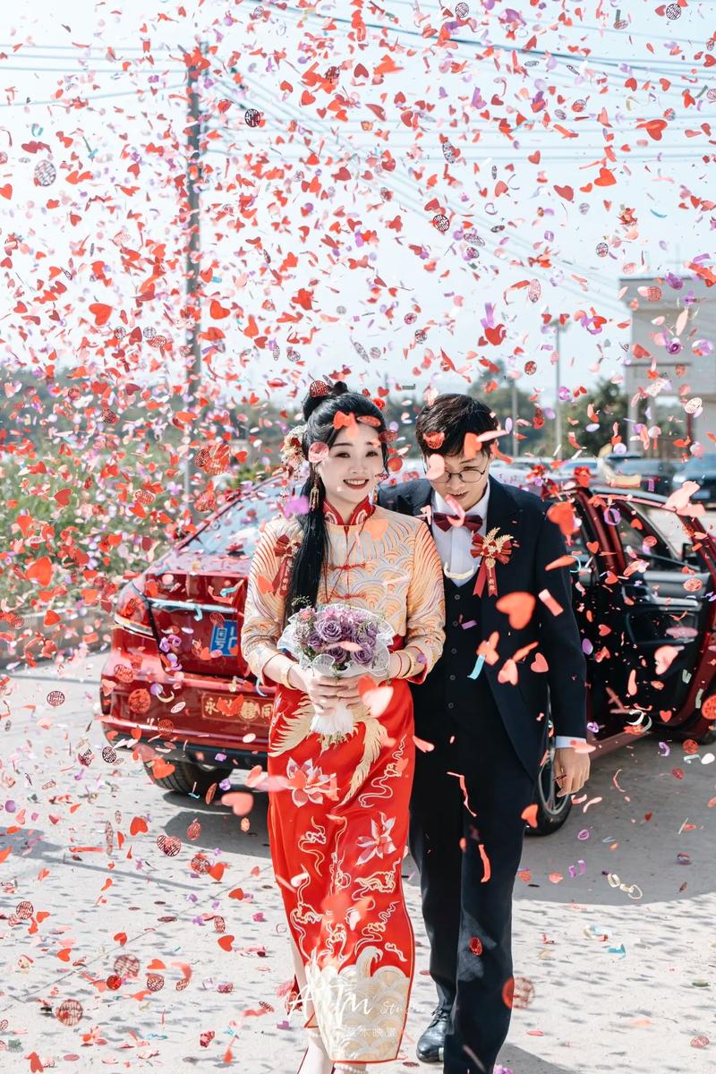 婚礼现场新娘执喜扇开心大笑抓拍花瓣掉落瞬间