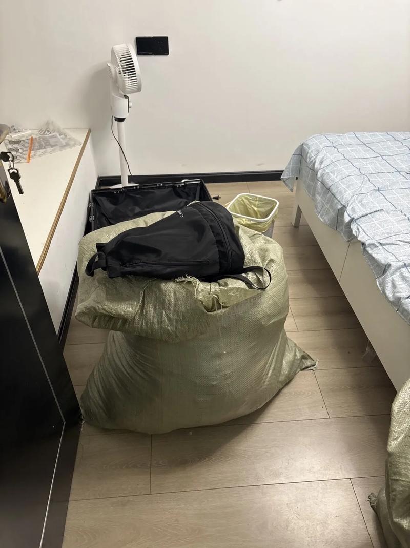 装满杂物的过重通勤包实拍
