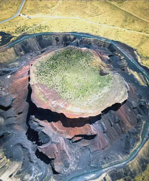 第三名:火山口地质公园——一万年前的“地球爆痘”现场