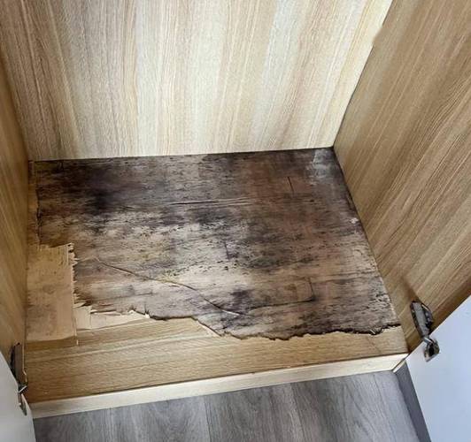 梅雨季衣柜内壁凝水实拍图