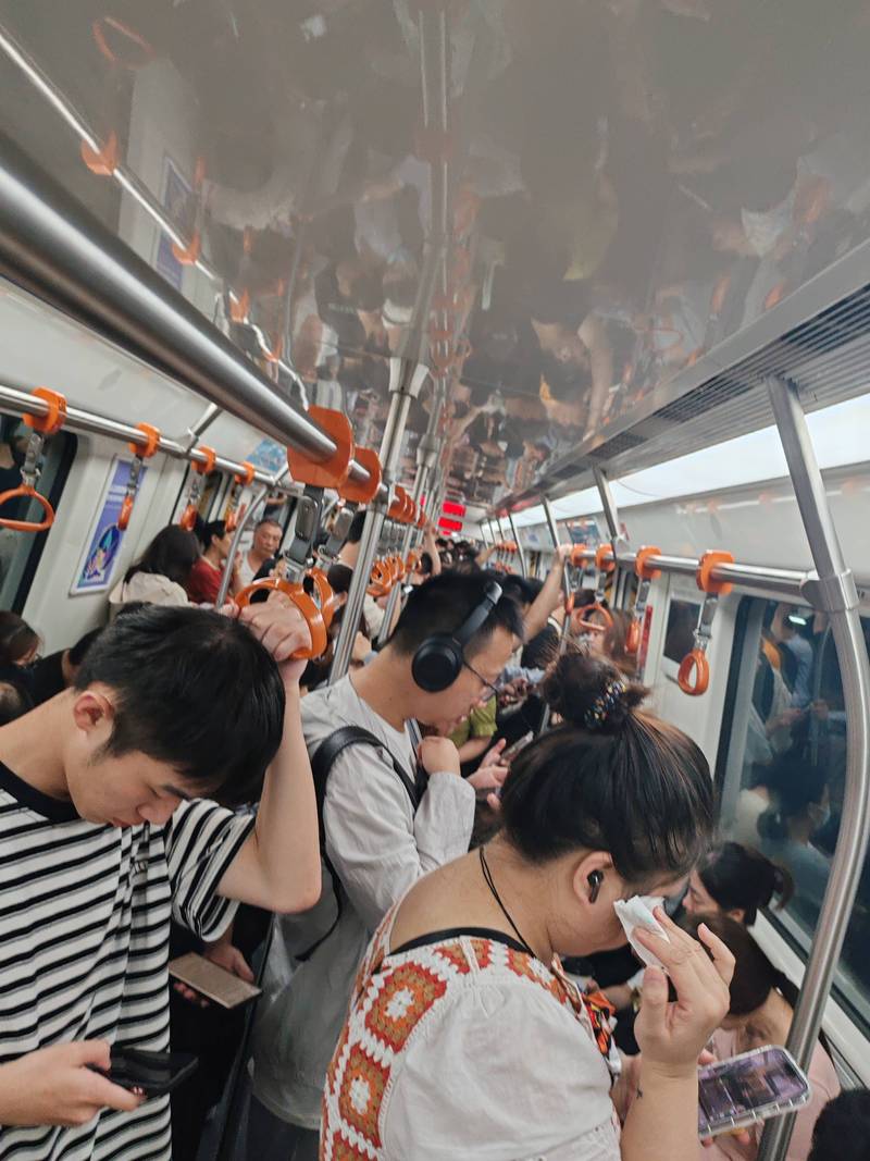 普通人通勤地铁刷短视频日常场景