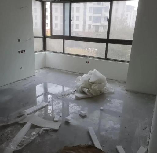 装修施工现场刚刷完地固等待干燥