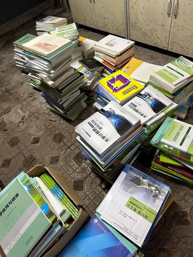 留学生学期末在书店抱怨高价教材