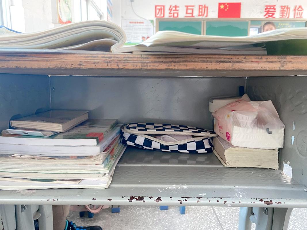 校园开放日家长偷偷观察学生课桌抽屉细节