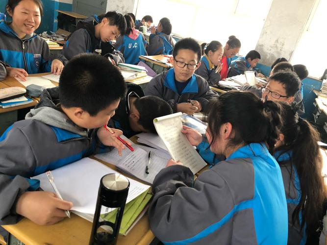 中学生小组互评作文课堂桌面实拍