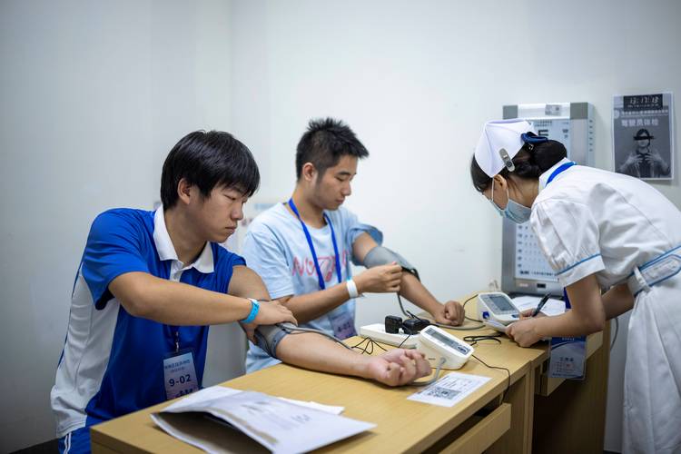 人工核保医生审核投保体检报告场景图