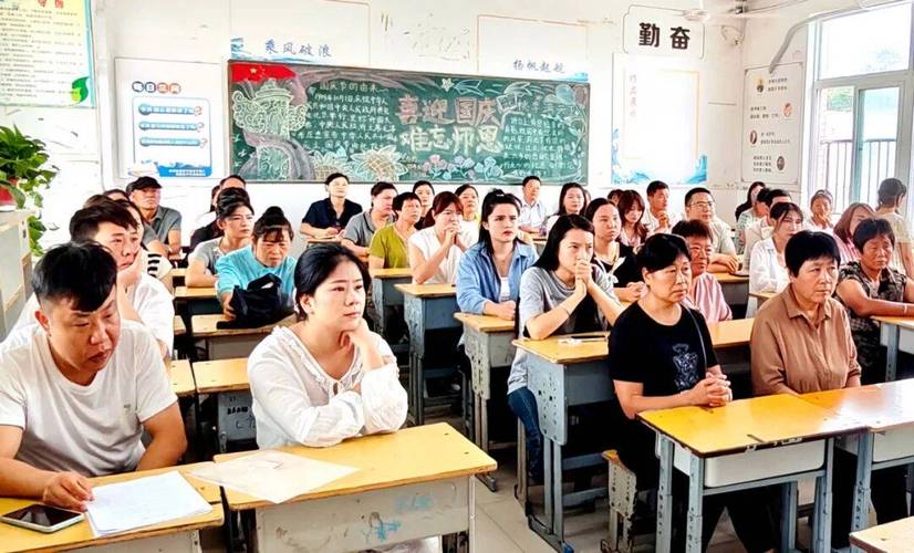 小学家长会教室后排家长低头刷工作消息的真实场景