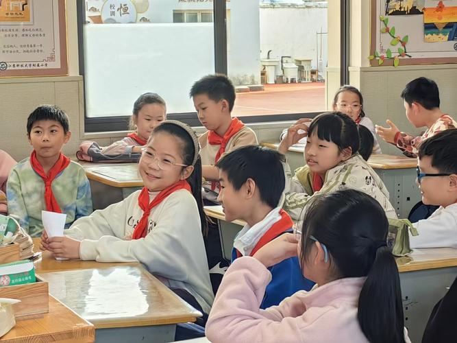 中小学课堂学生分组讨论媒介信息