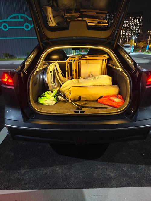 关尾箱后检查汽车行李箱灯漏光实拍