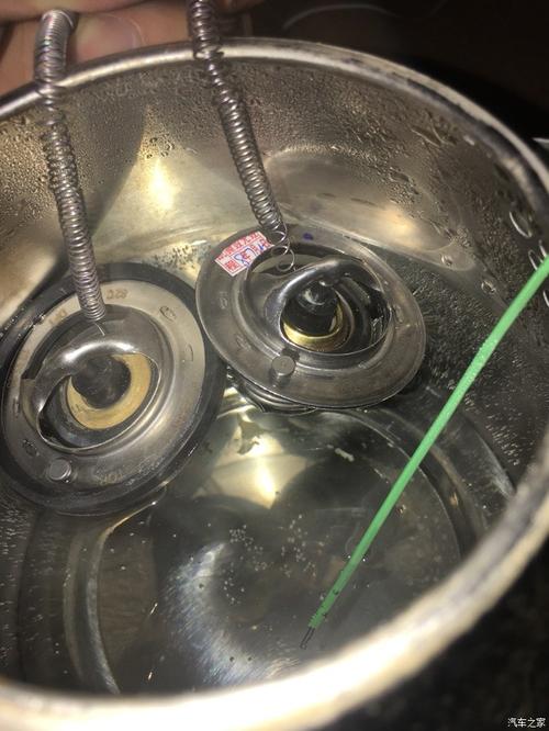 维修师傅用开水煮节温器测试开启行程