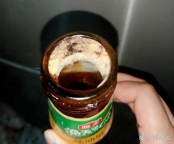 灶台边受潮长霉的瓶装调味料