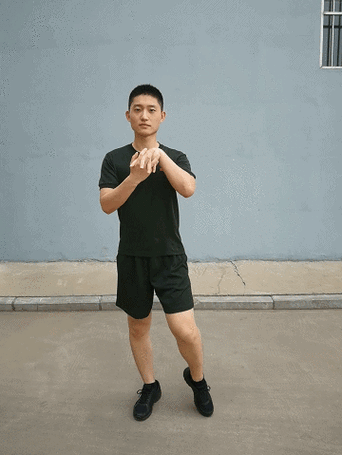 户外慢跑前动态热身实拍