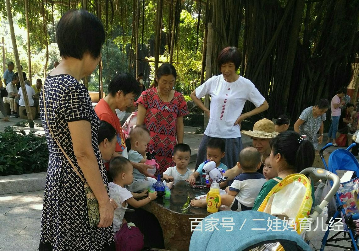周末工业双职工和老人孩子公园游玩隔代育儿合照
