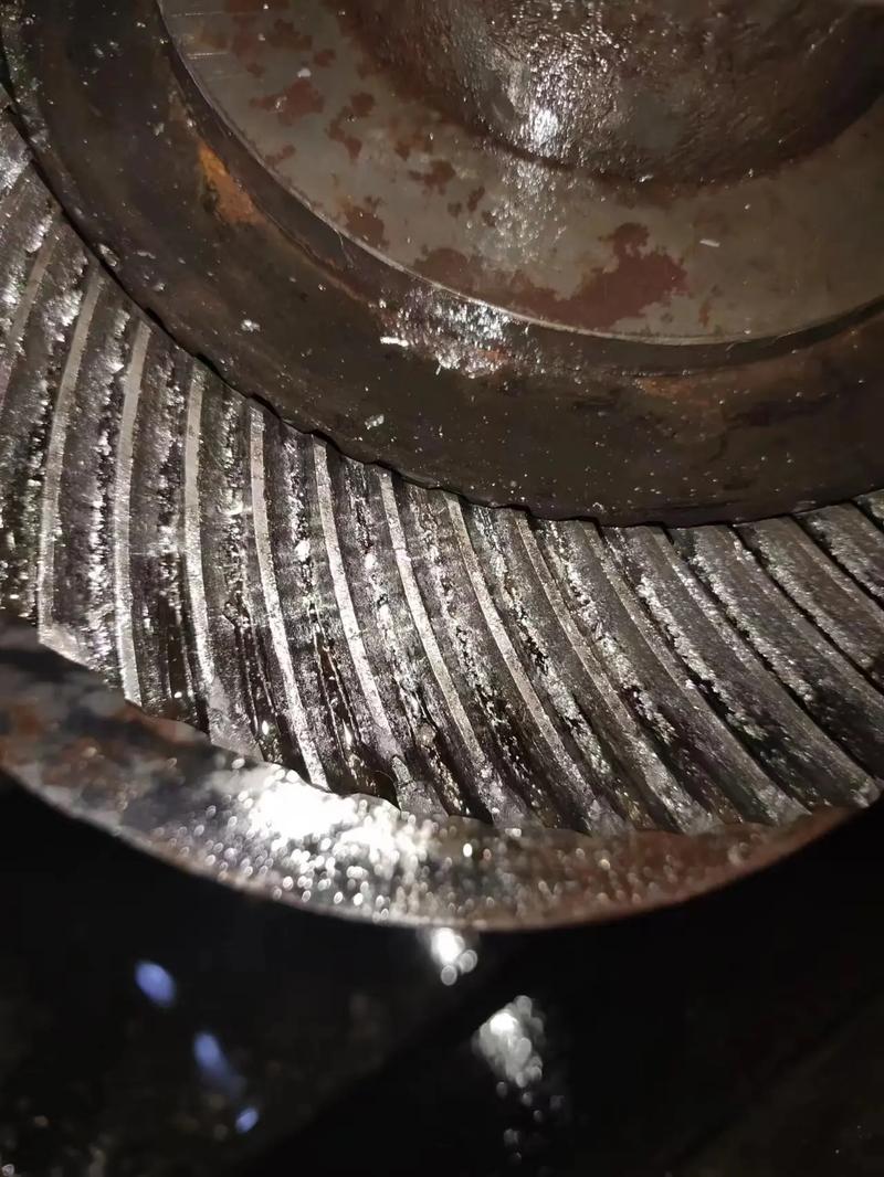 大型减速机齿面严重剥落损坏特写