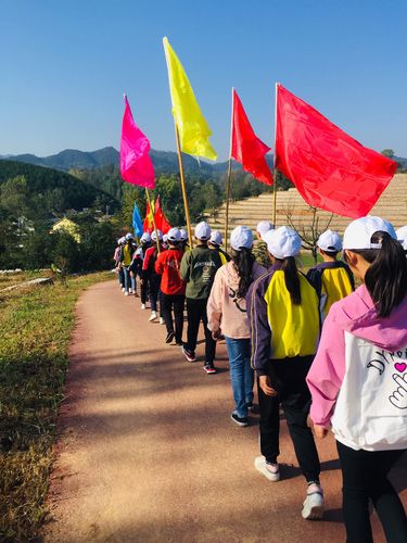 研学旅行团学生在烈日下排队