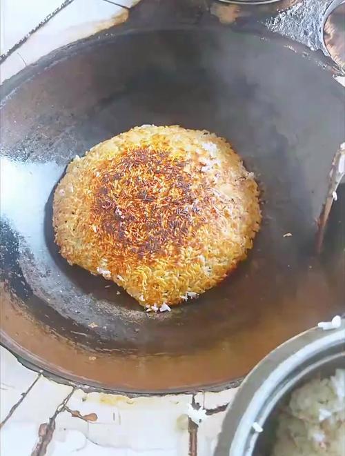 南漳雷坪村农家柴火灶铁锅焖饭锅巴