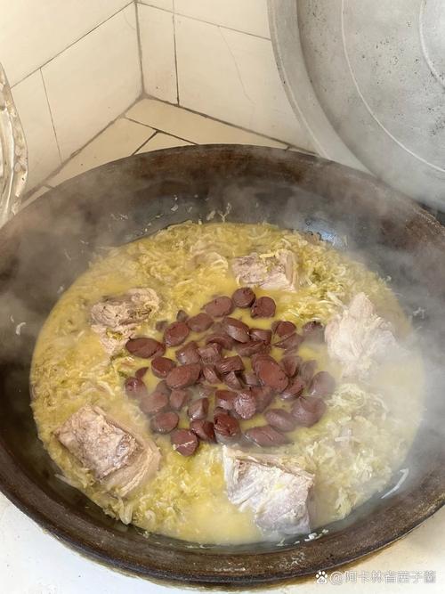 东北农村大炕桌上摆着杀猪菜饮食场景