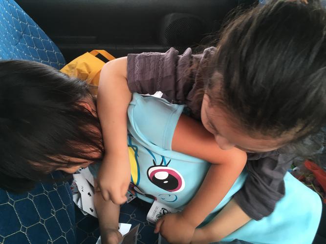 幼儿好奇触摸身体部位家长正确引导场景