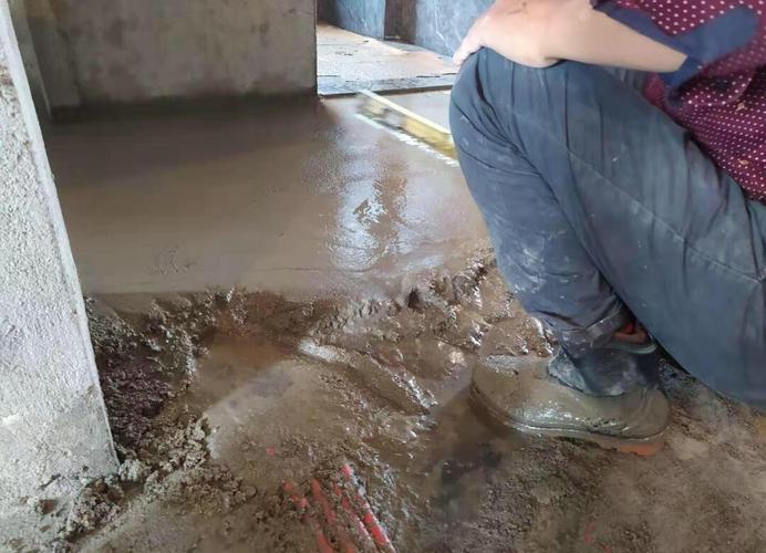 瓦工交底：找平找不好，地板咯吱叫