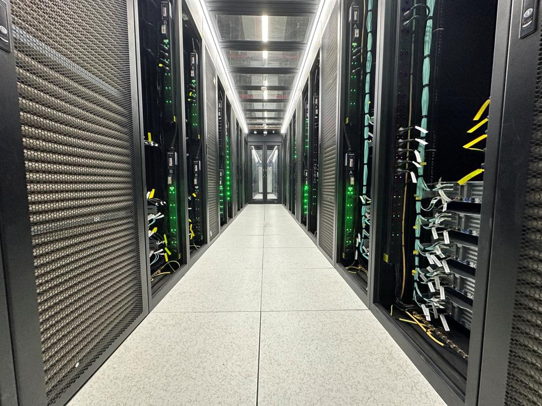 运营商5G网络核心机房内部图