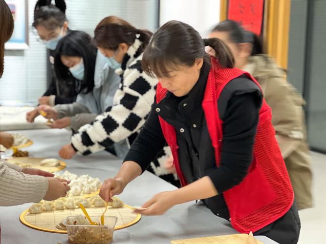 工厂职工家属围坐一起包饺子聊天