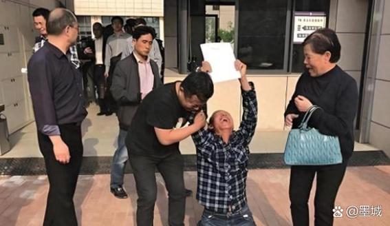 蒙冤者释放后与辩护律师拥抱痛哭