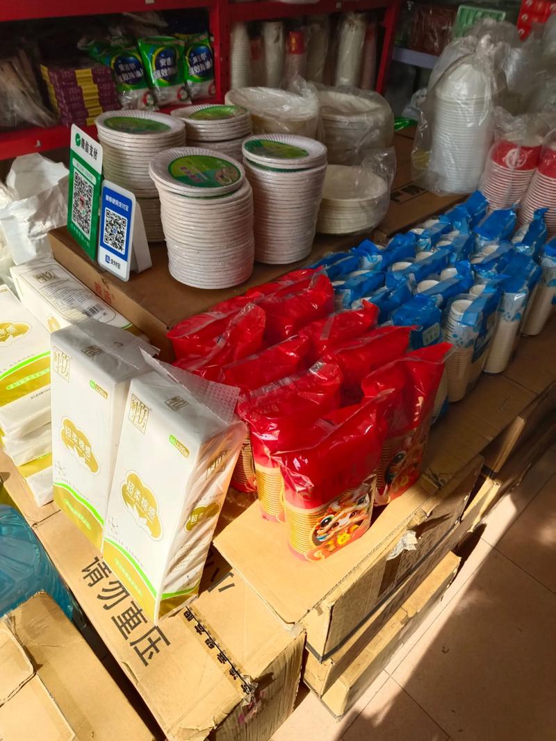 家中储物柜堆放的闲置一次性用品