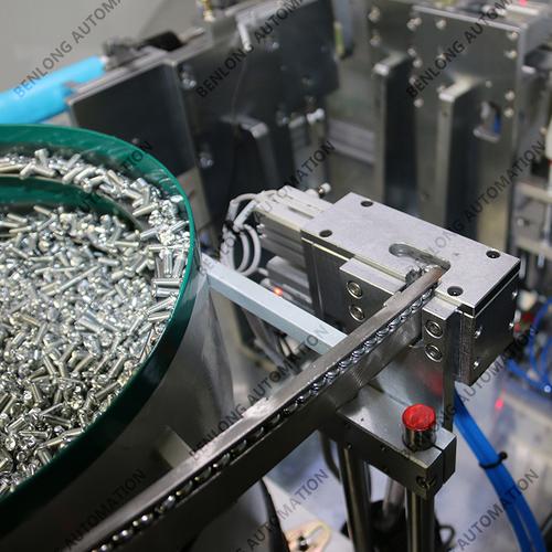 自动化设备装配车间丝杠背隙检测现场