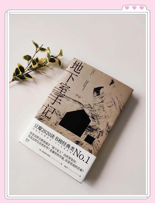 现代书房中父亲握着女儿的手一起感受锈蚀锉刀的纹理特写
