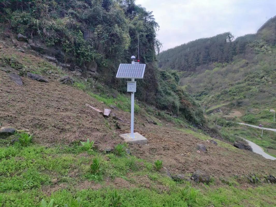西南山区滑坡灾害北斗监测设备布设现场