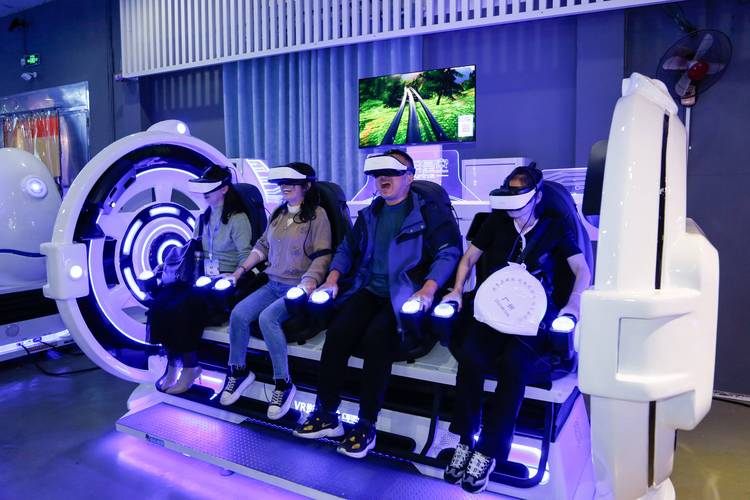普通用户体验VR元宇宙社交场景图