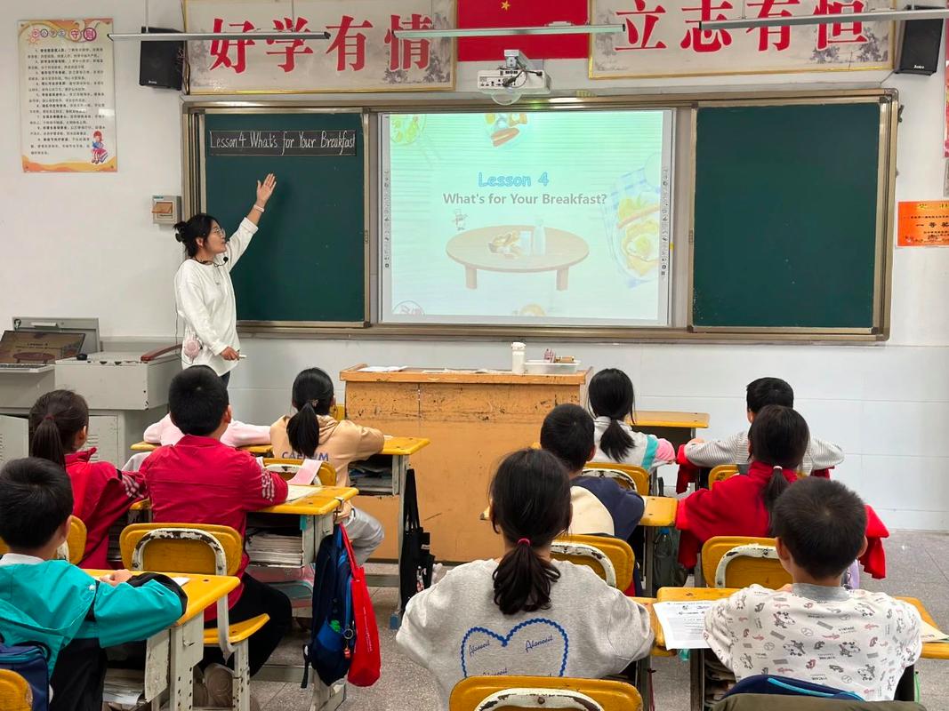 小学教室随班就读课堂互动场景