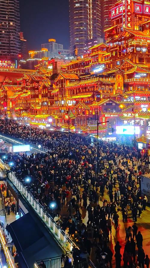 洪崖洞拥挤的人流