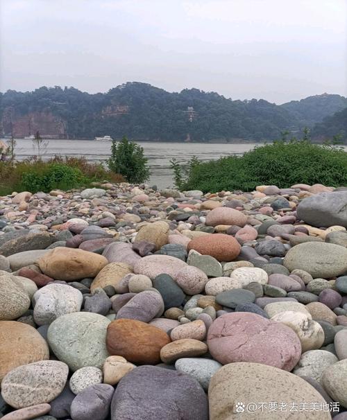 南漳云台山水库坝下无人浅滩鹅卵石