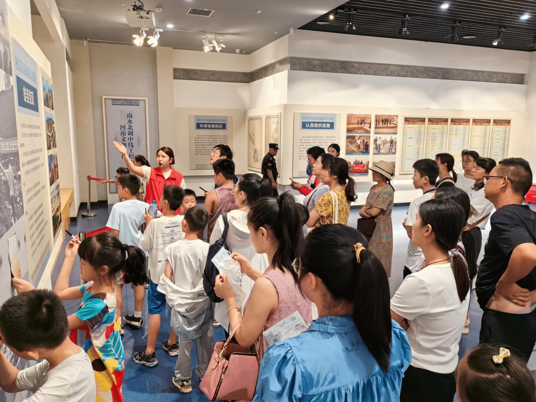 研学旅行学生在博物馆文创店拥挤