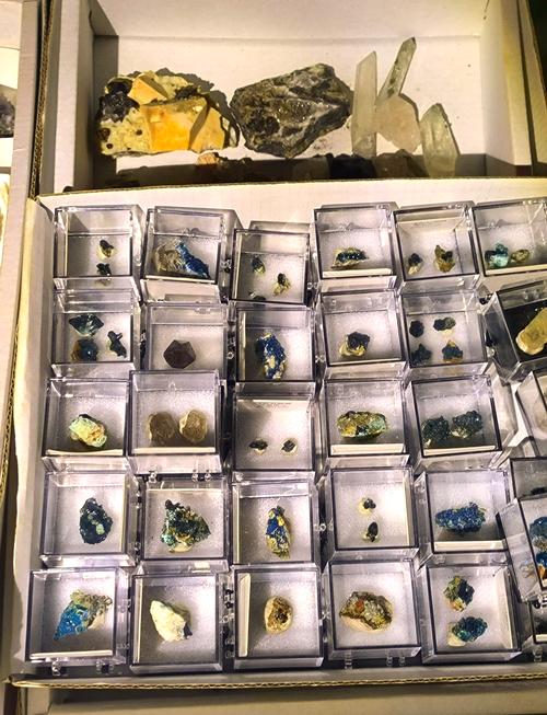 矿物展会上各种矿石标本展示摊位