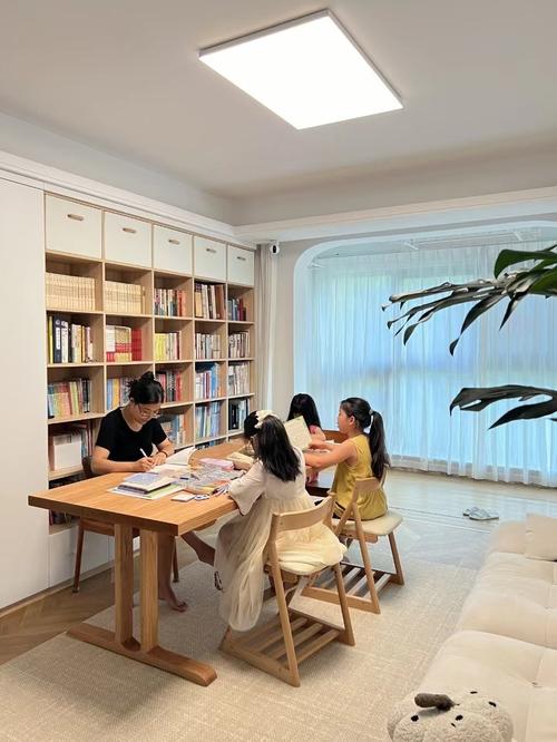 亲子共读明清小说原木书桌场景