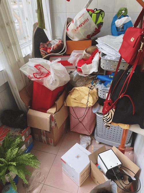 出租屋桌面摆放的闲置网红环保用品堆