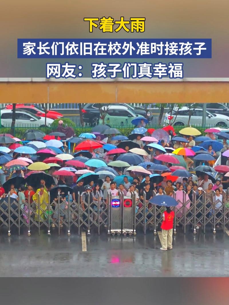 小学放学时家长接孩子聊天场景