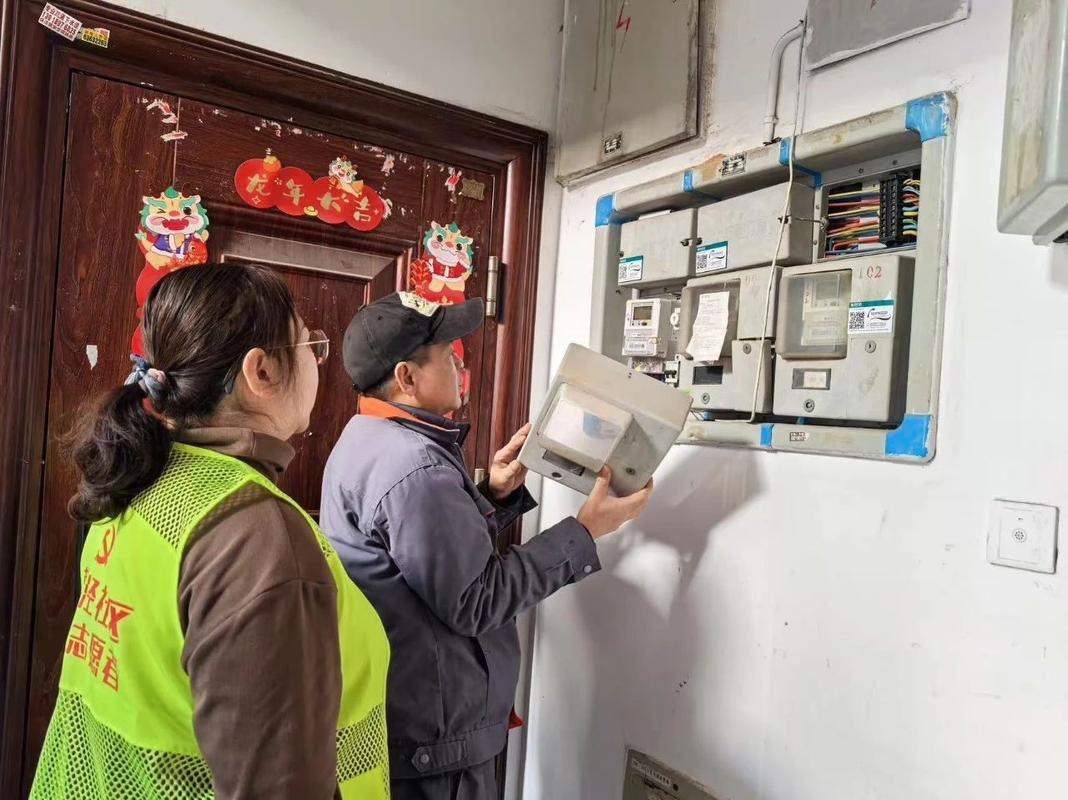 老旧小区电表箱和入户电线规格检查现场