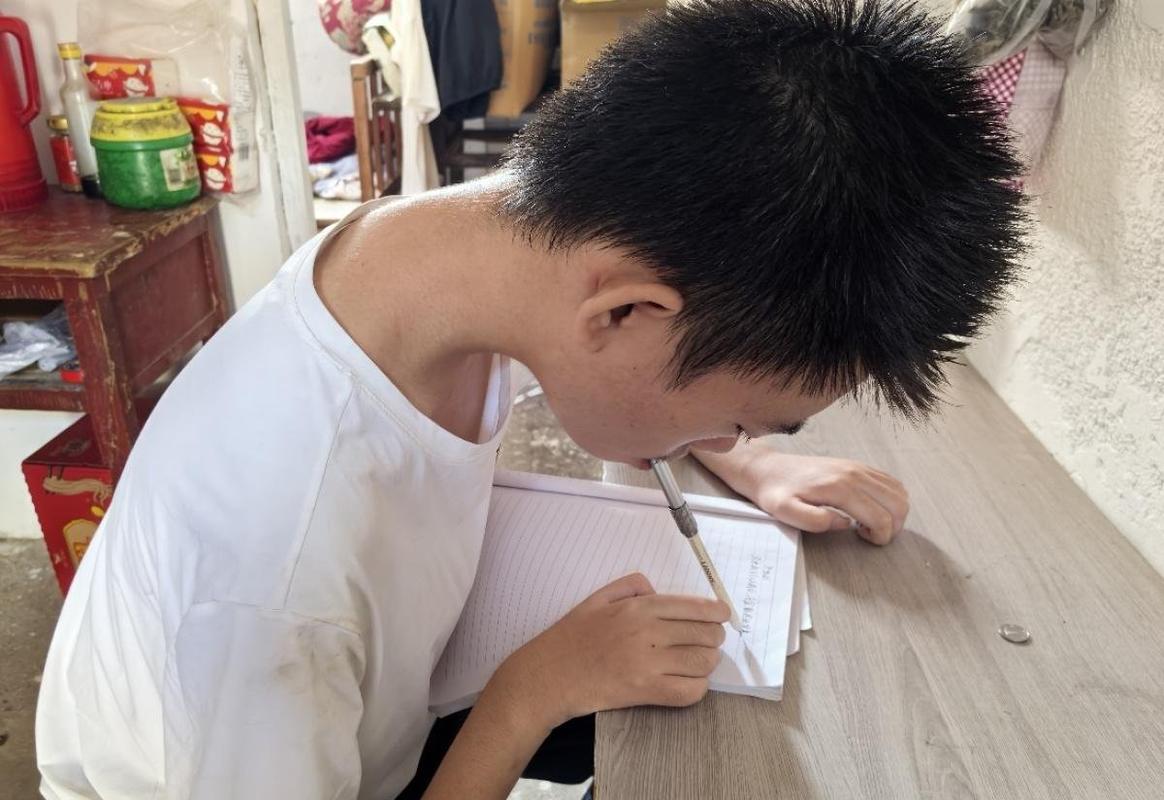 中学语文课学生咬笔思考课本标记场景