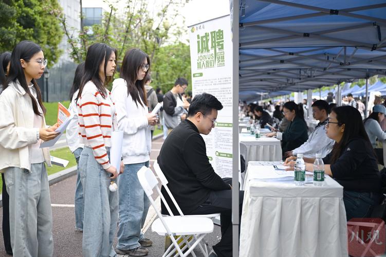 大学生寒暑期实习投递简历排队现场