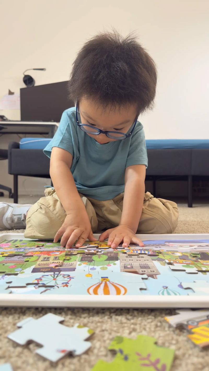 幼儿独自专注拼图,妈妈在一旁静静观察
