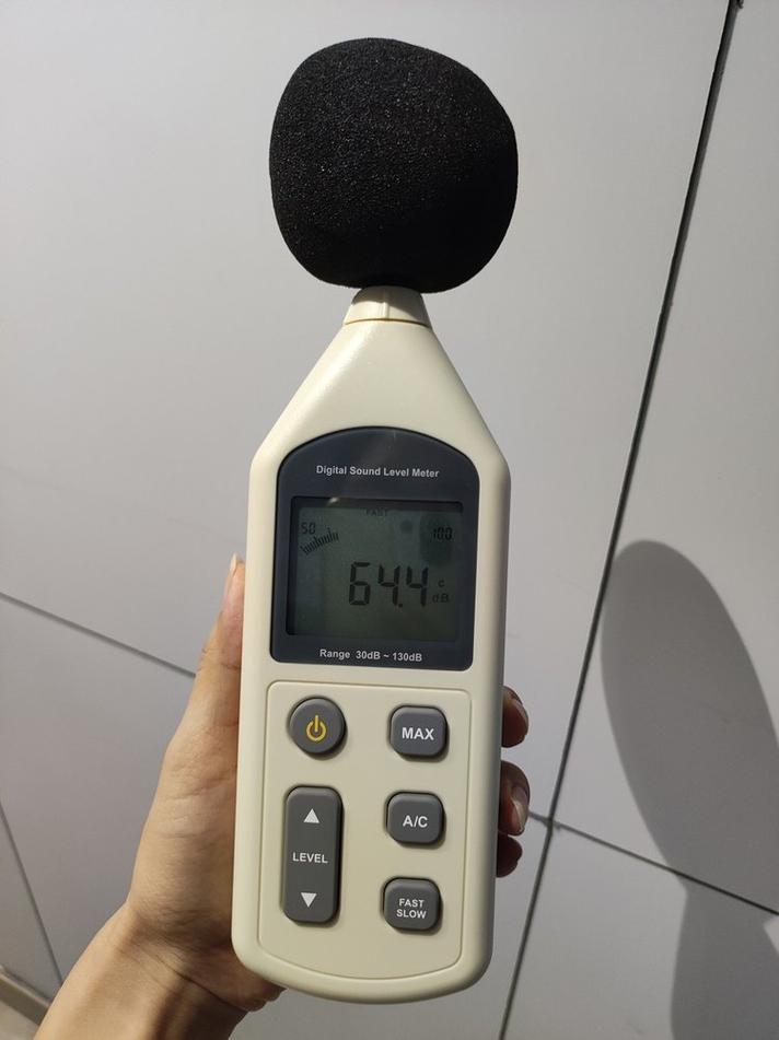 工业噪音计声校准器操作实拍图