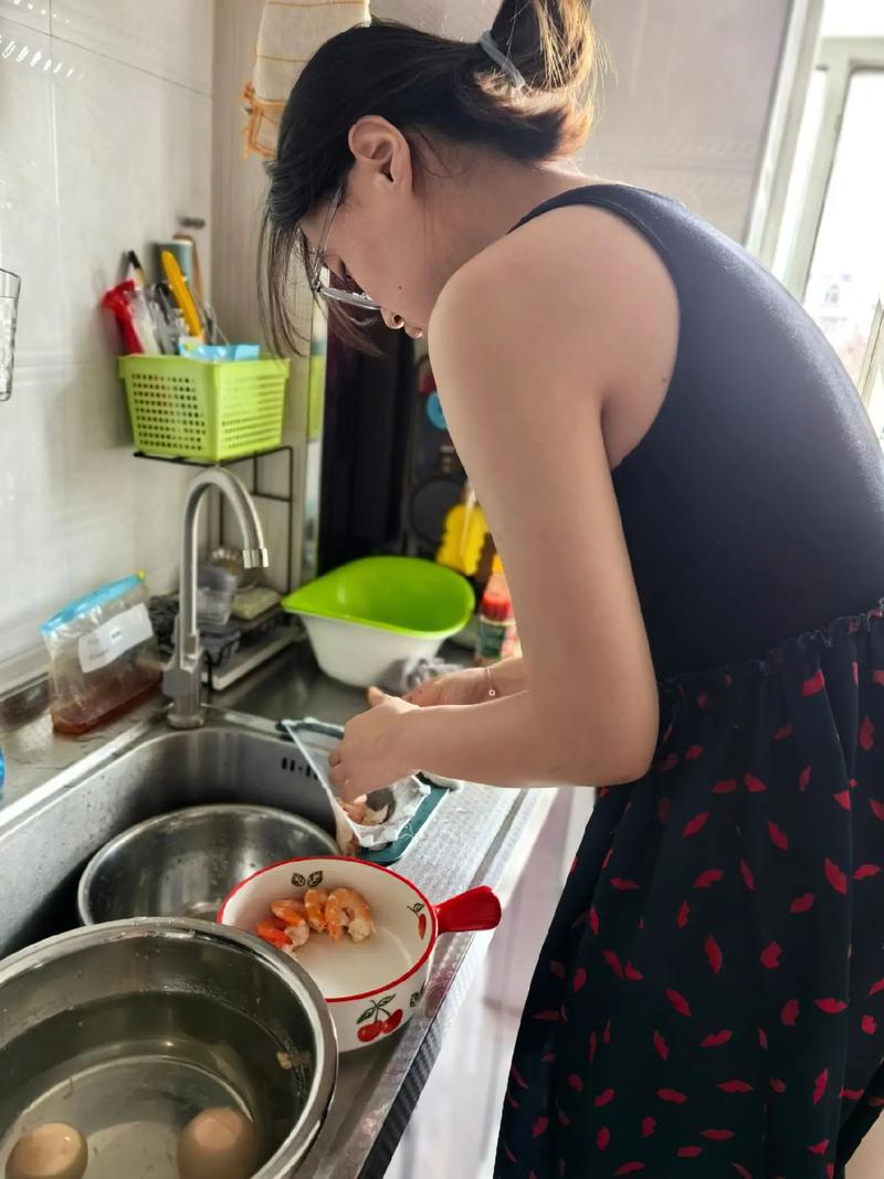 疲惫的妈妈坐在厨房地板深呼吸反思
